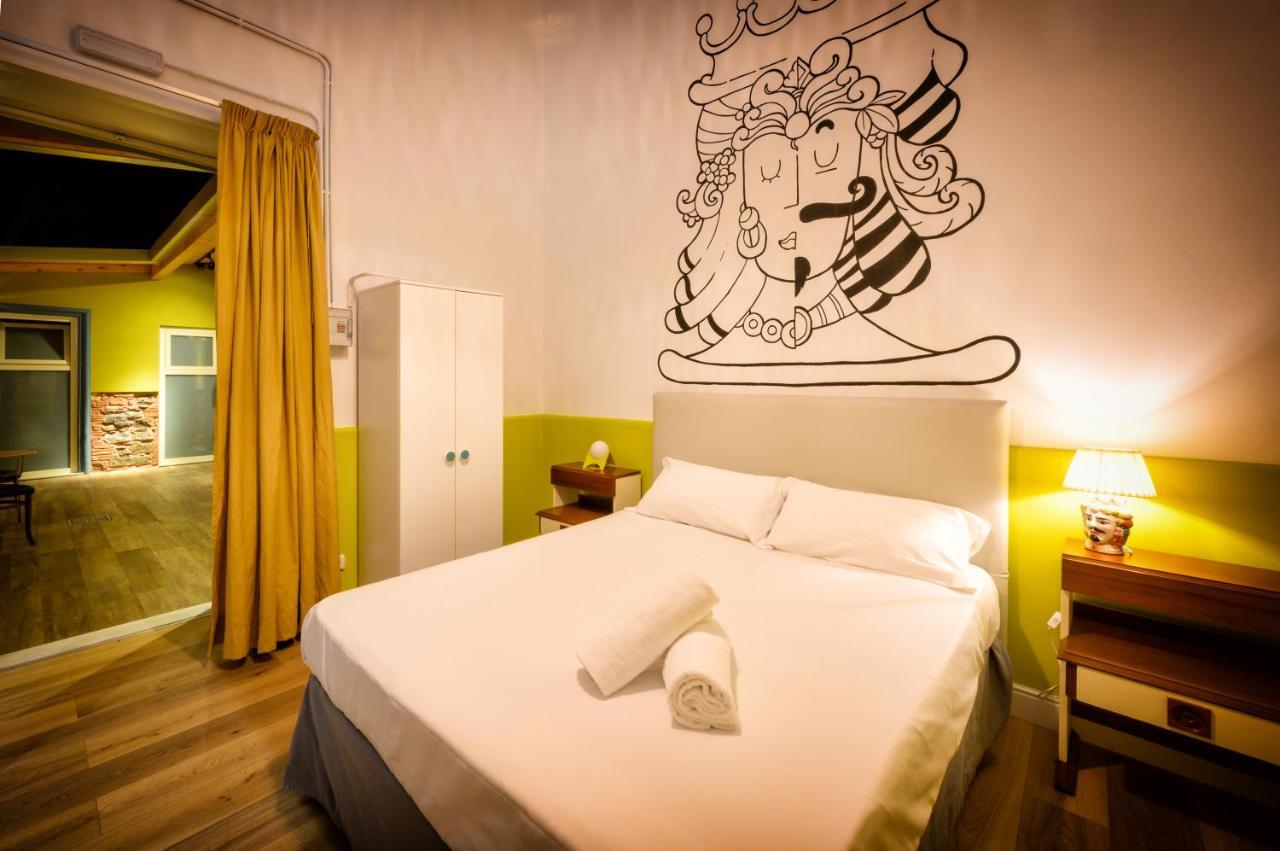 The Yard Hostel คาตาเนีย ภายนอก รูปภาพ