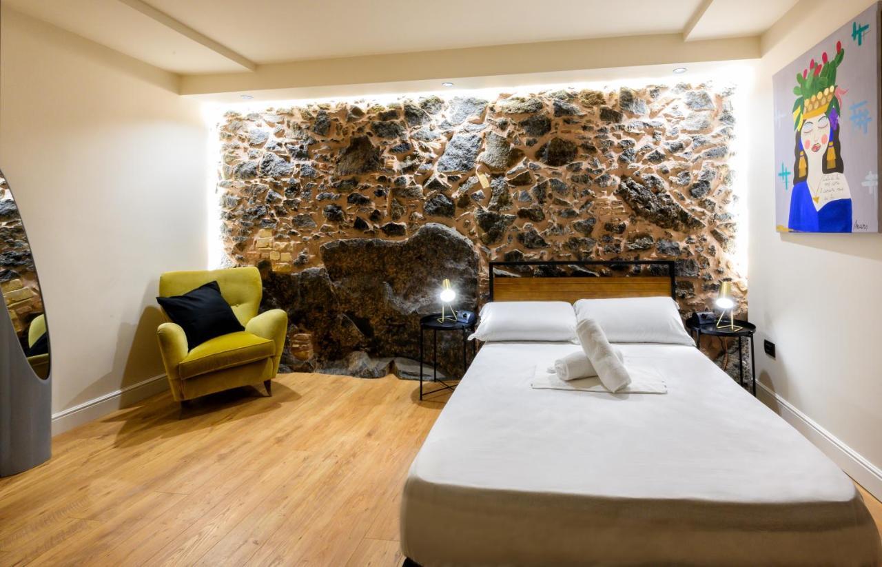 The Yard Hostel คาตาเนีย ภายนอก รูปภาพ